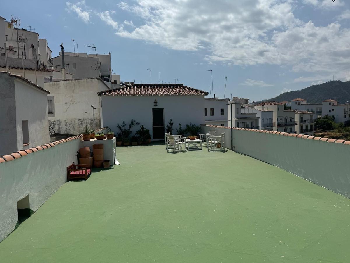 5 Bed Apartment for sale in Istán Costa Del Sol, Málaga, Spain