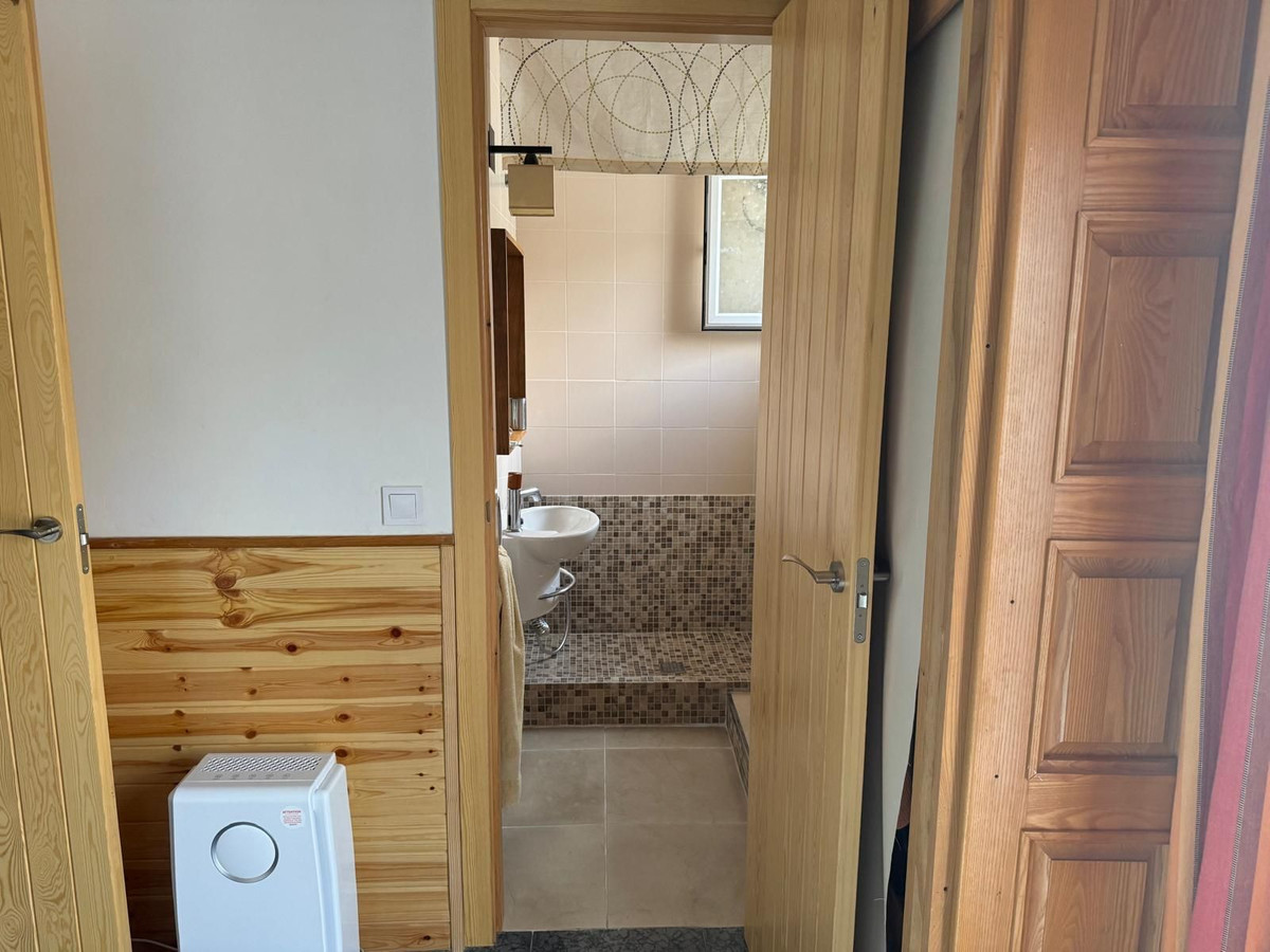 5 Bed Apartment for sale in Istán Costa Del Sol, Málaga, Spain