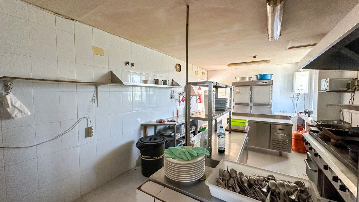 Commercial unit for sale in El Paraiso Costa Del Sol, Málaga, Spain