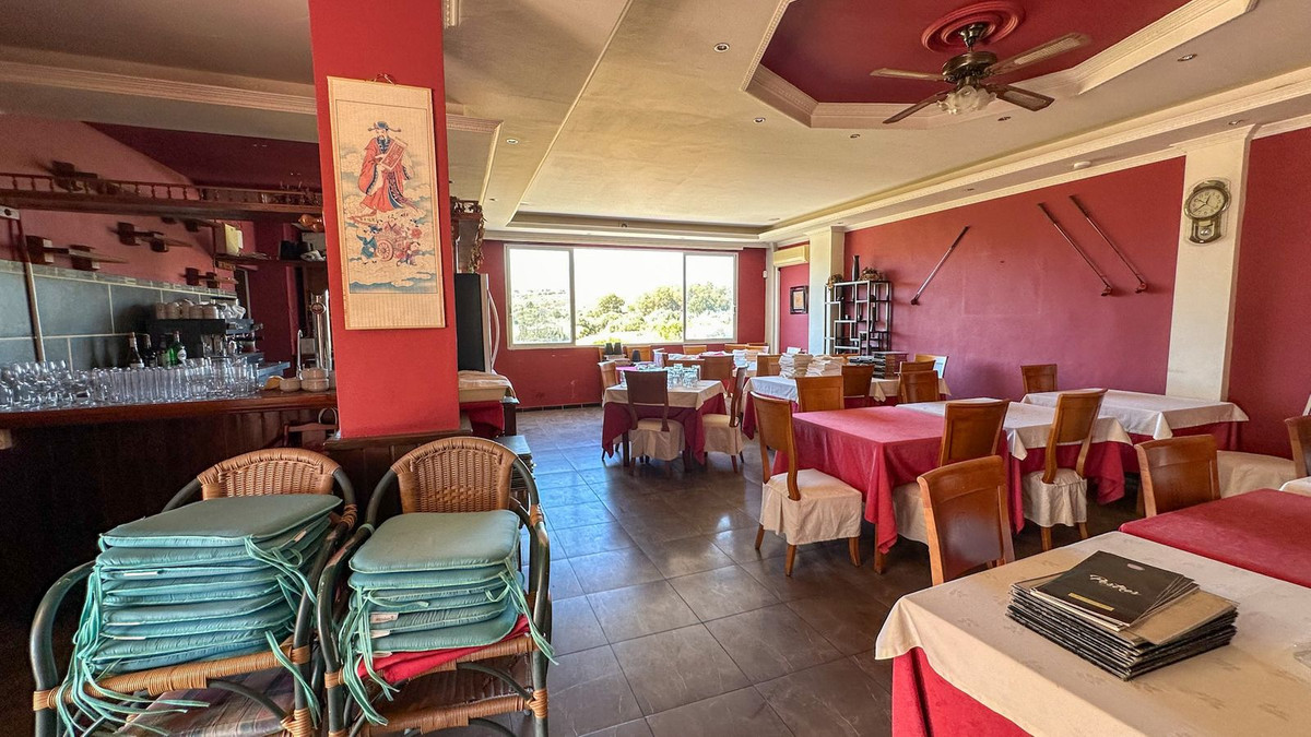 Commercial unit for sale in El Paraiso Costa Del Sol, Málaga, Spain