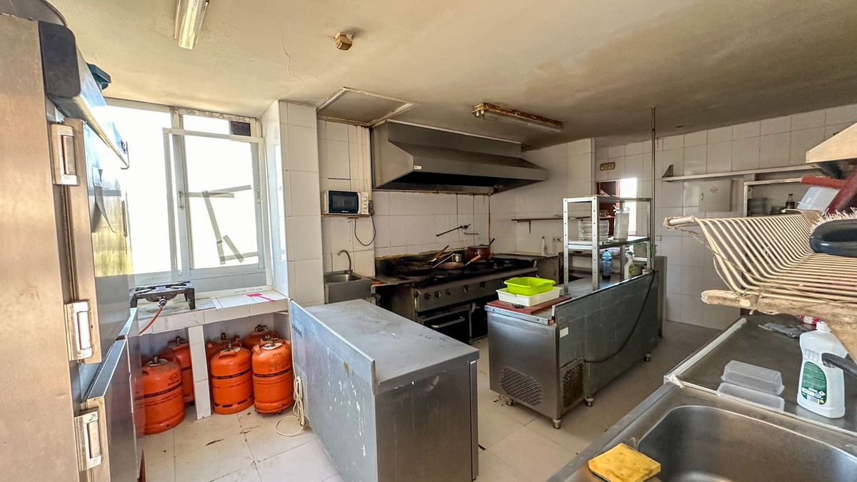 Commercial unit for sale in El Paraiso Costa Del Sol, Málaga, Spain