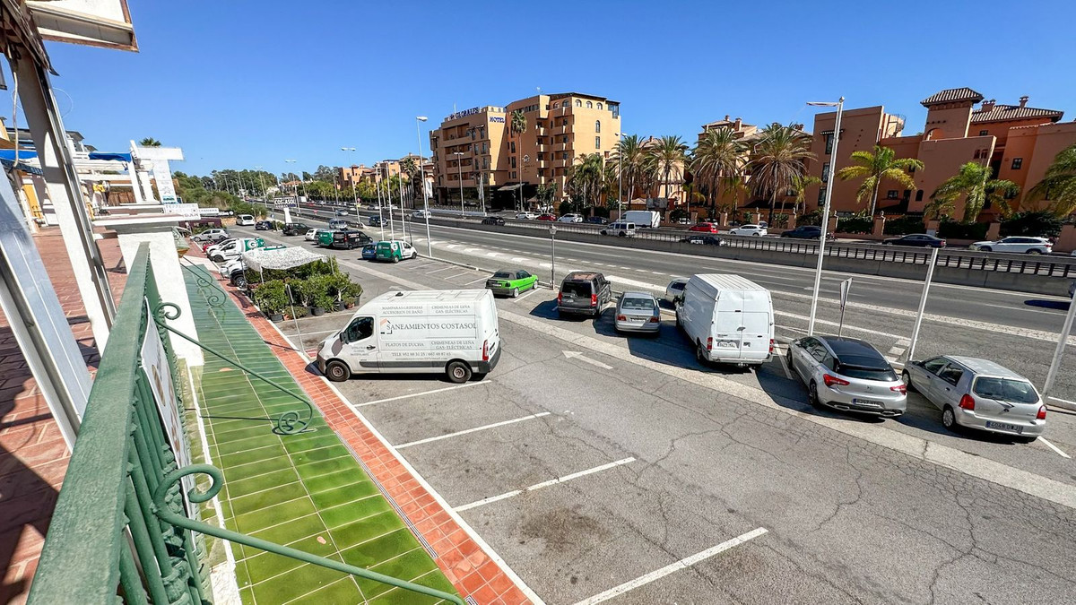 Commercial unit for sale in El Paraiso Costa Del Sol, Málaga, Spain
