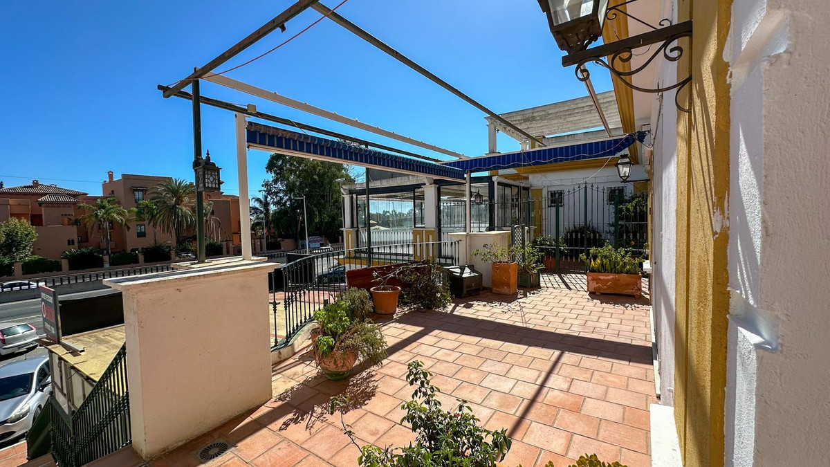 Commercial unit for sale in El Paraiso Costa Del Sol, Málaga, Spain