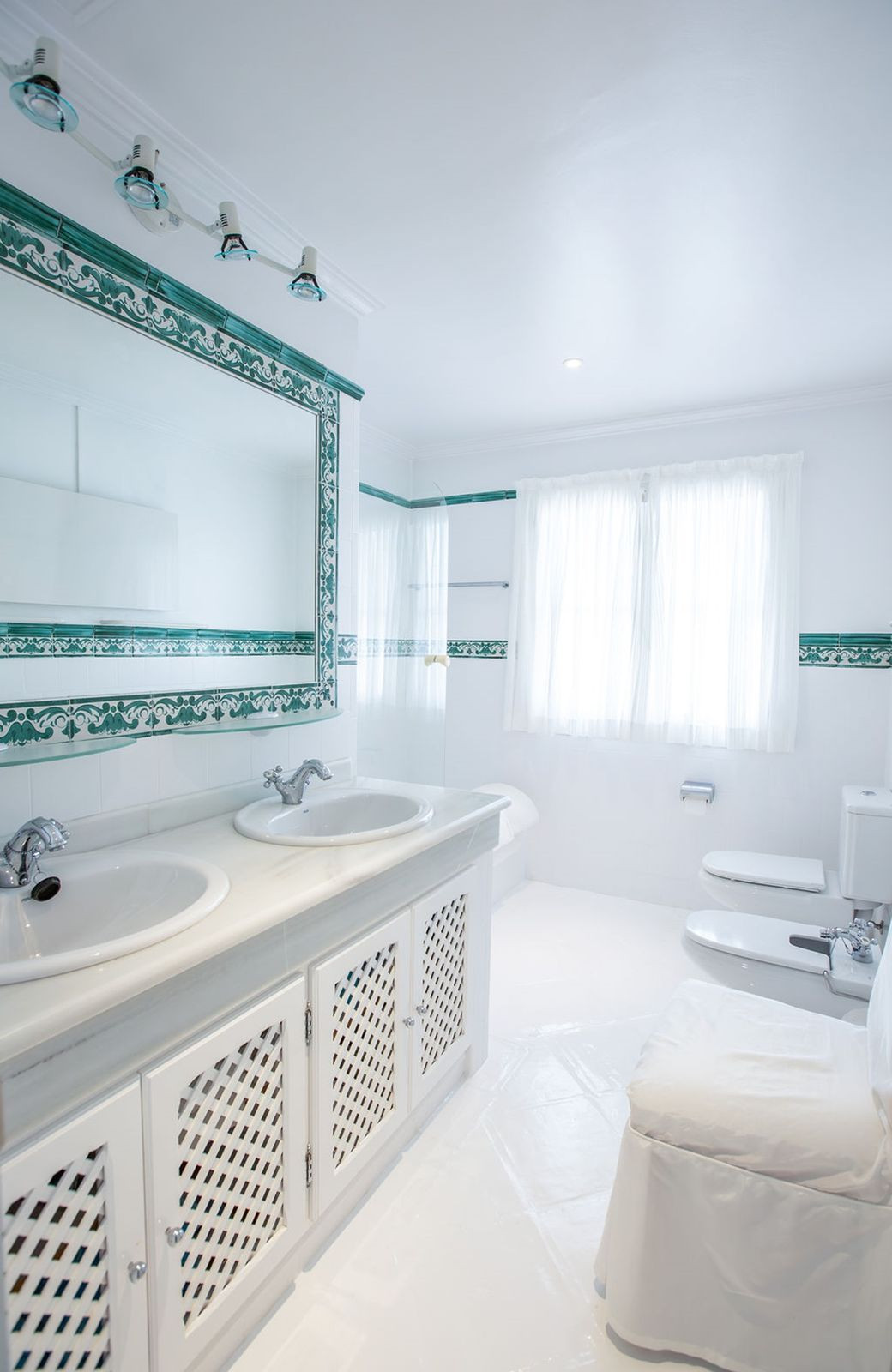 Se vende Villa - Chalet de 3 dormitorios en Costa Del Sol, Cadiz, España
