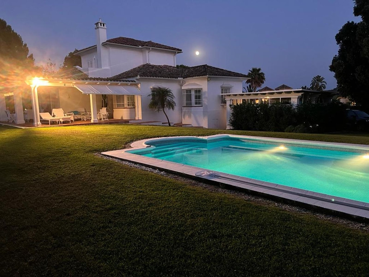 Se vende Villa - Chalet de 3 dormitorios en Costa Del Sol, Cadiz, España
