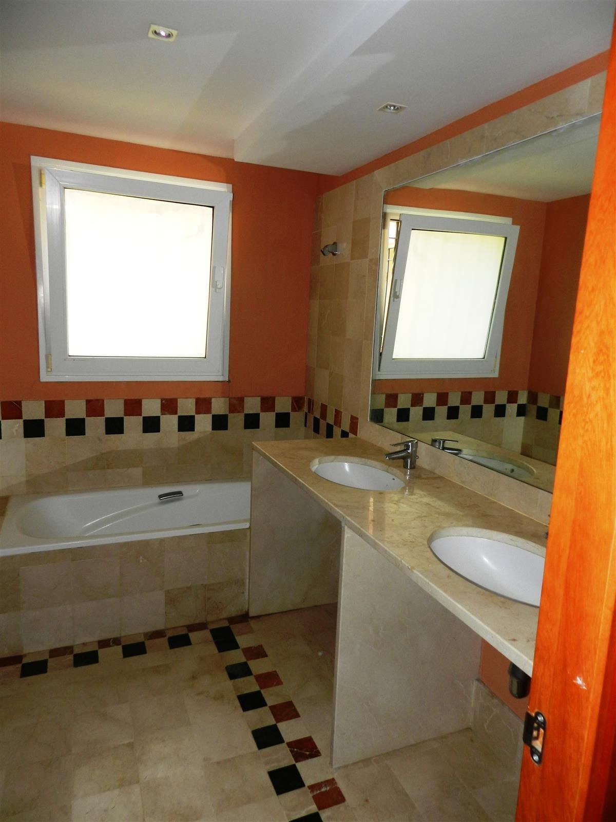 Se vende Villa - Chalet de 4 dormitorios en Costa Del Sol, Cadiz, España