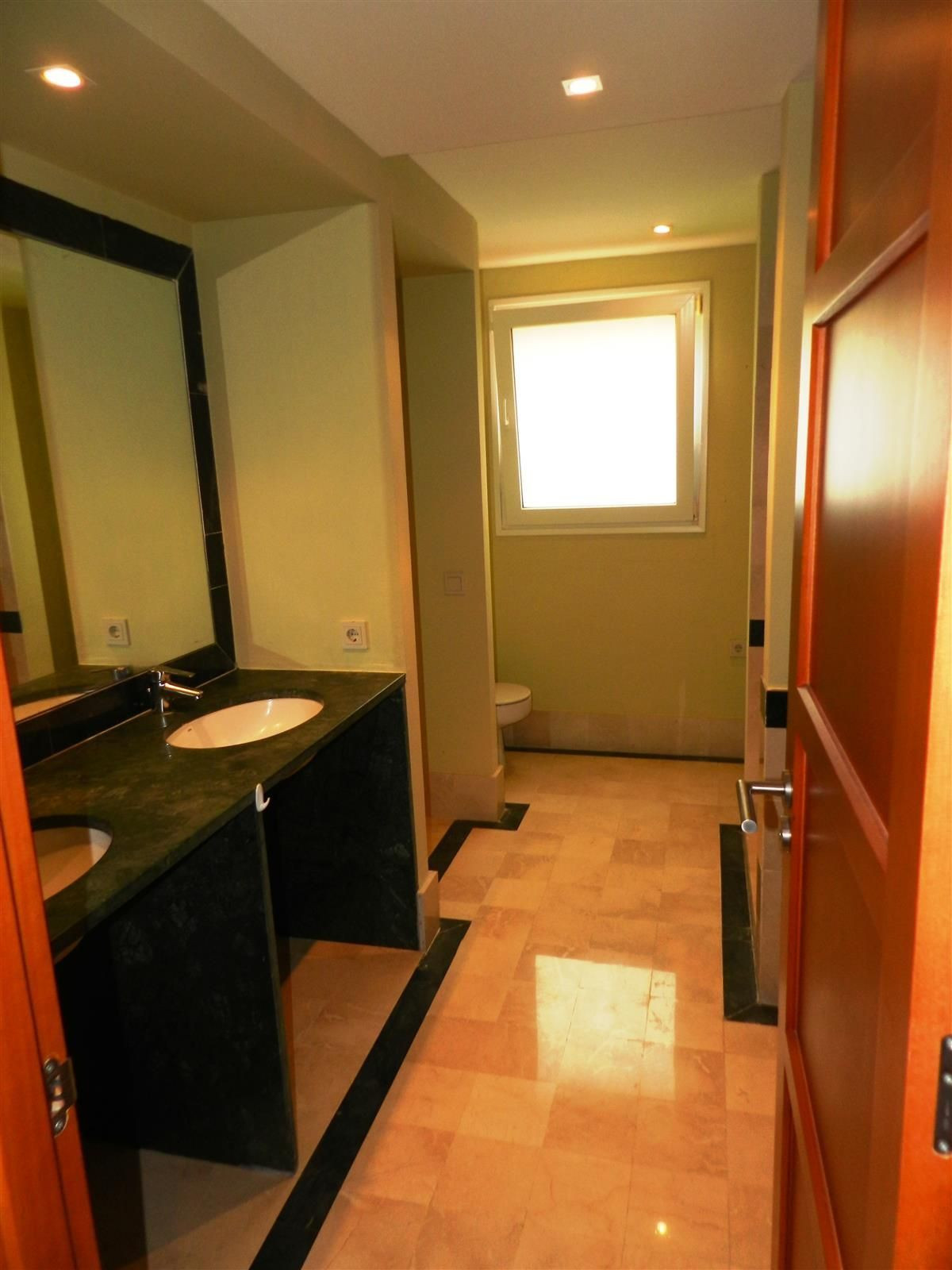 Se vende Villa - Chalet de 4 dormitorios en Costa Del Sol, Cadiz, España