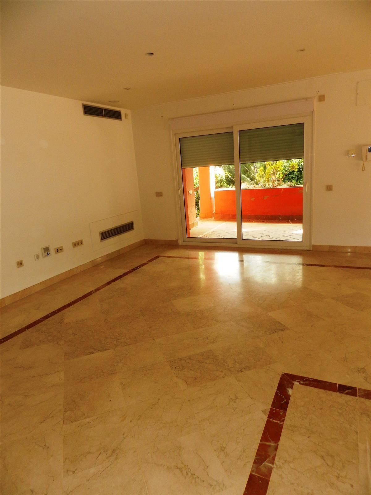 Se vende Villa - Chalet de 4 dormitorios en Costa Del Sol, Cadiz, España
