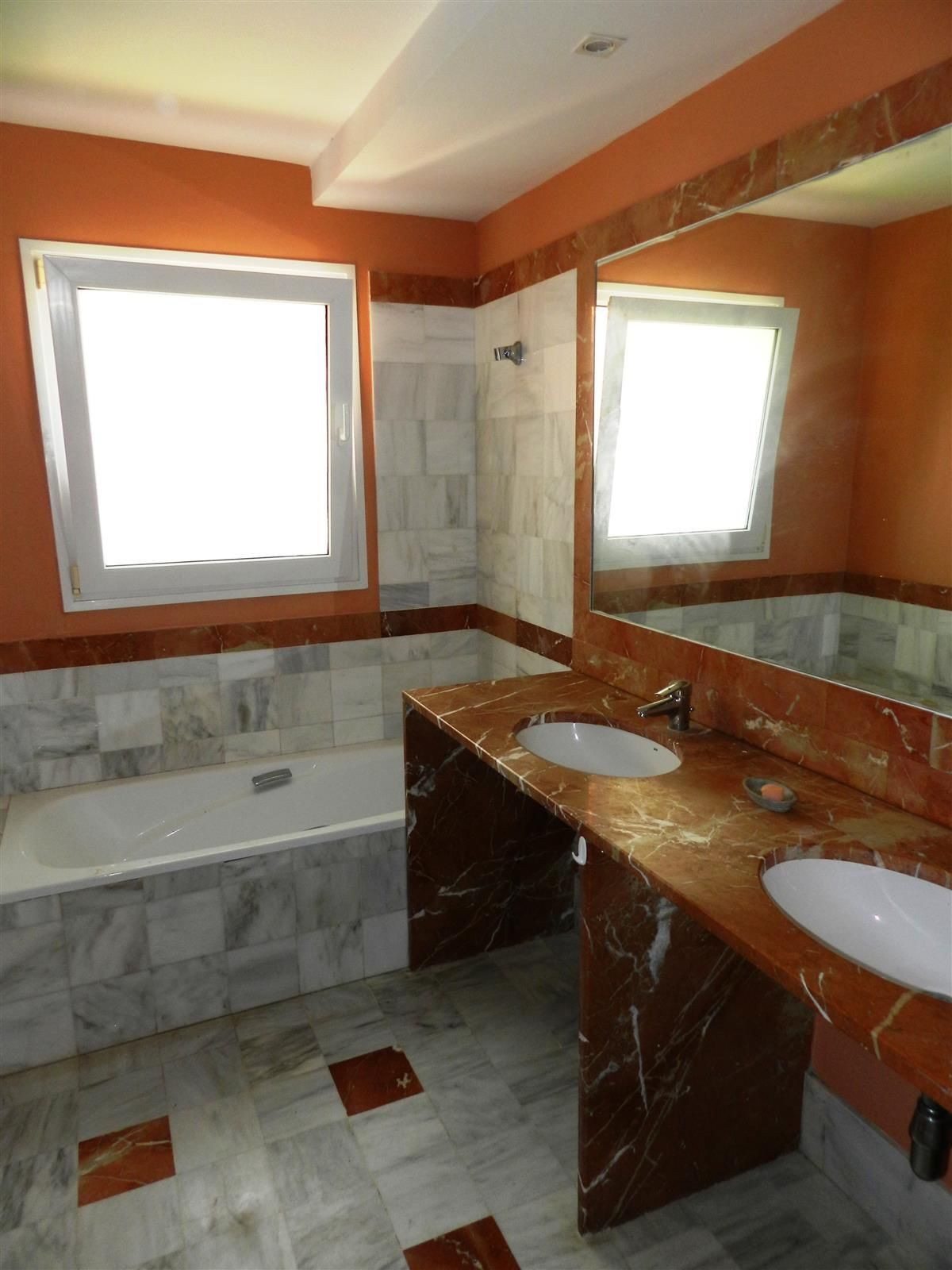 Se vende Villa - Chalet de 4 dormitorios en Costa Del Sol, Cadiz, España
