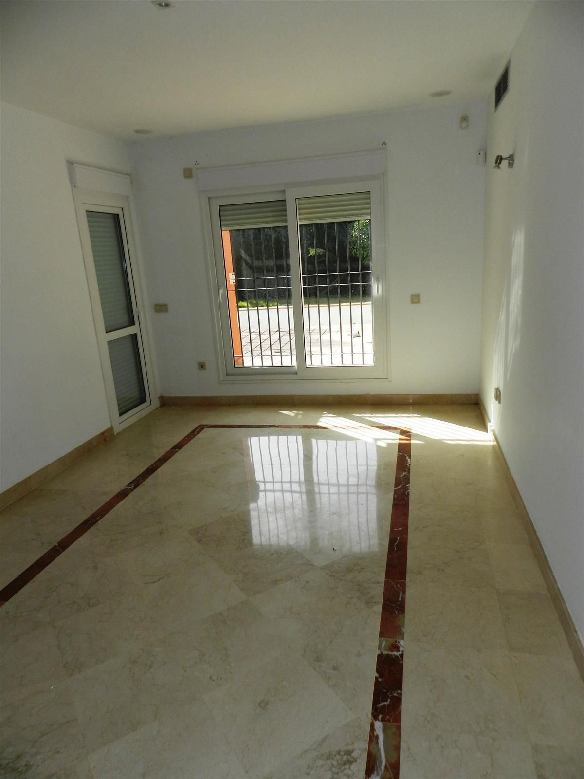 Se vende Villa - Chalet de 4 dormitorios en Costa Del Sol, Cadiz, España