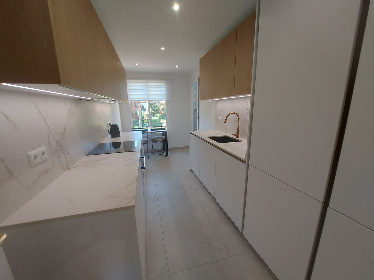2 Bed Apartment for sale in La Duquesa Costa Del Sol, Málaga, Spain