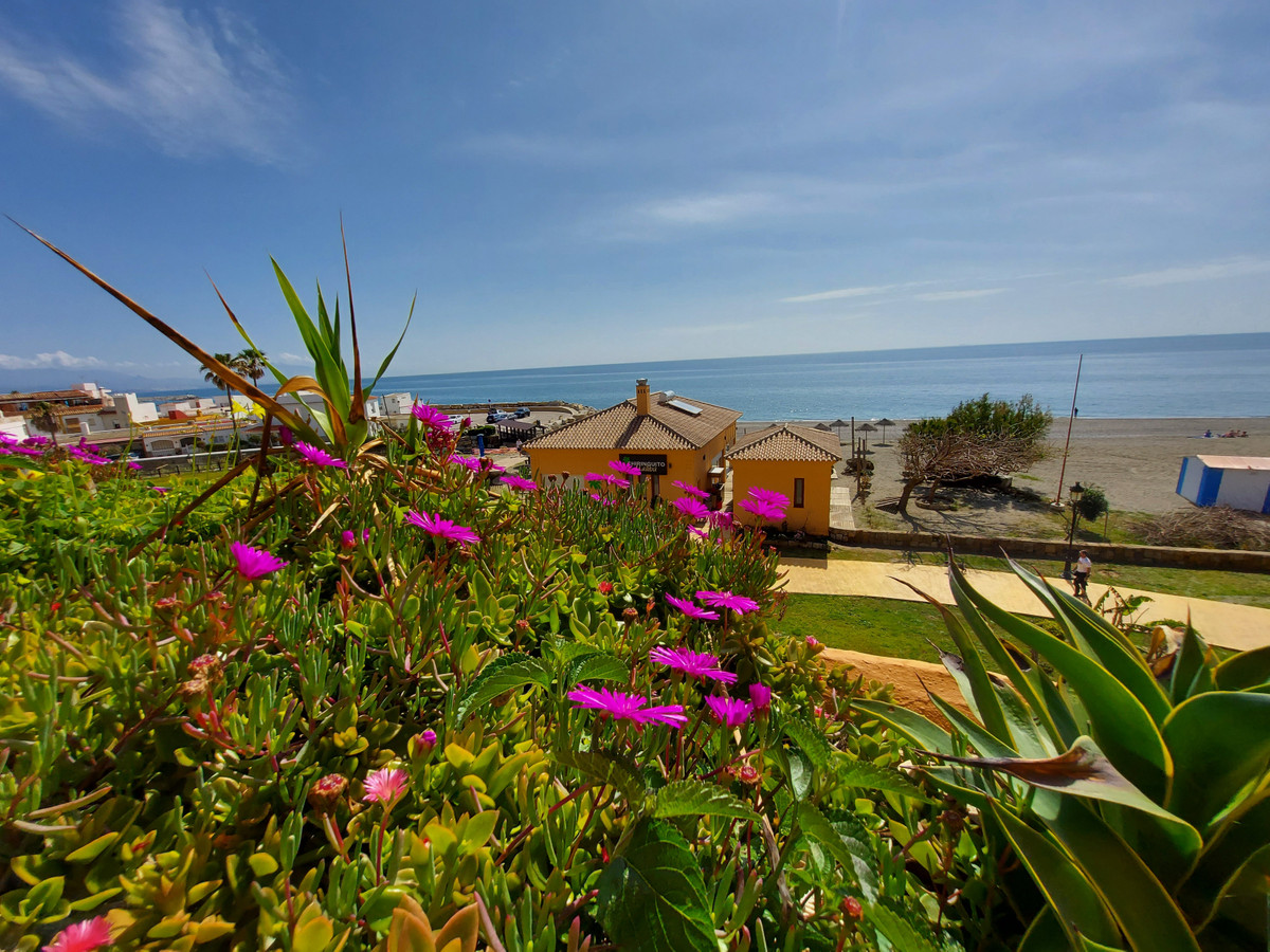 2 Bed Apartment for sale in La Duquesa Costa Del Sol, Málaga, Spain