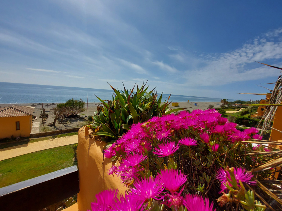 2 Bed Apartment for sale in La Duquesa Costa Del Sol, Málaga, Spain