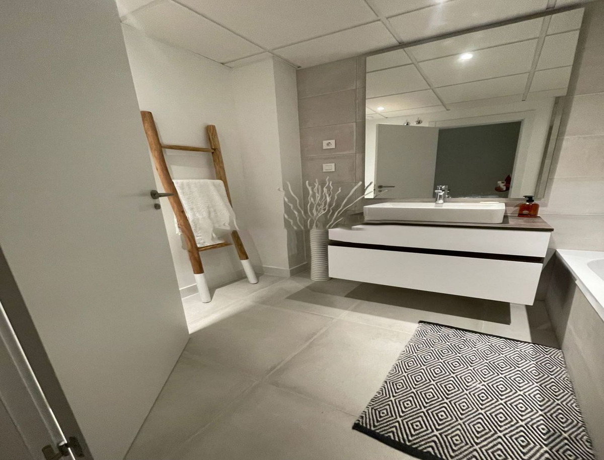 3 Bed Apartment for sale in Selwo Costa Del Sol, Málaga, Spain