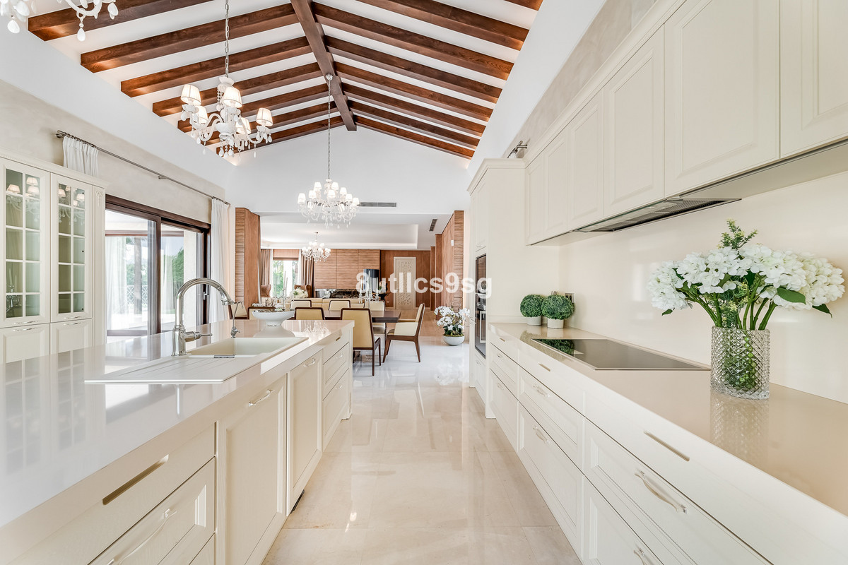 5 Bed Townhouse for sale in Nueva Andalucía Costa Del Sol, Málaga, Spain