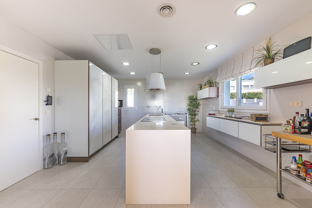5 Bed Townhouse for sale in El Rosario Costa Del Sol, Málaga, Spain