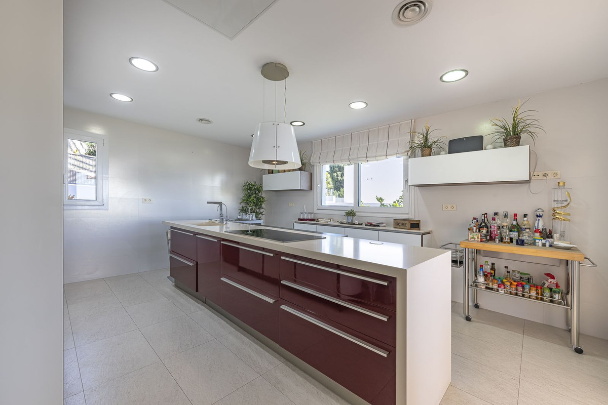 5 Bed Townhouse for sale in El Rosario Costa Del Sol, Málaga, Spain