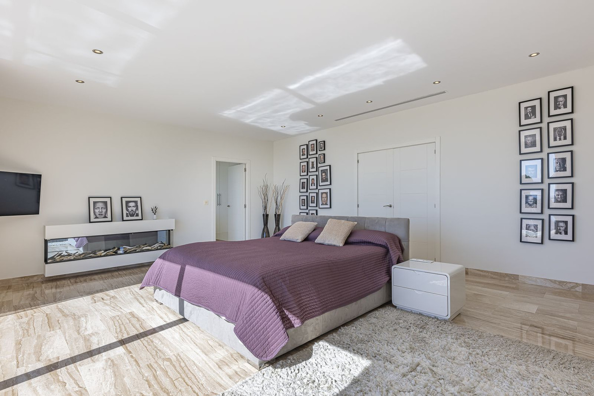 5 Bed Townhouse for sale in El Rosario Costa Del Sol, Málaga, Spain