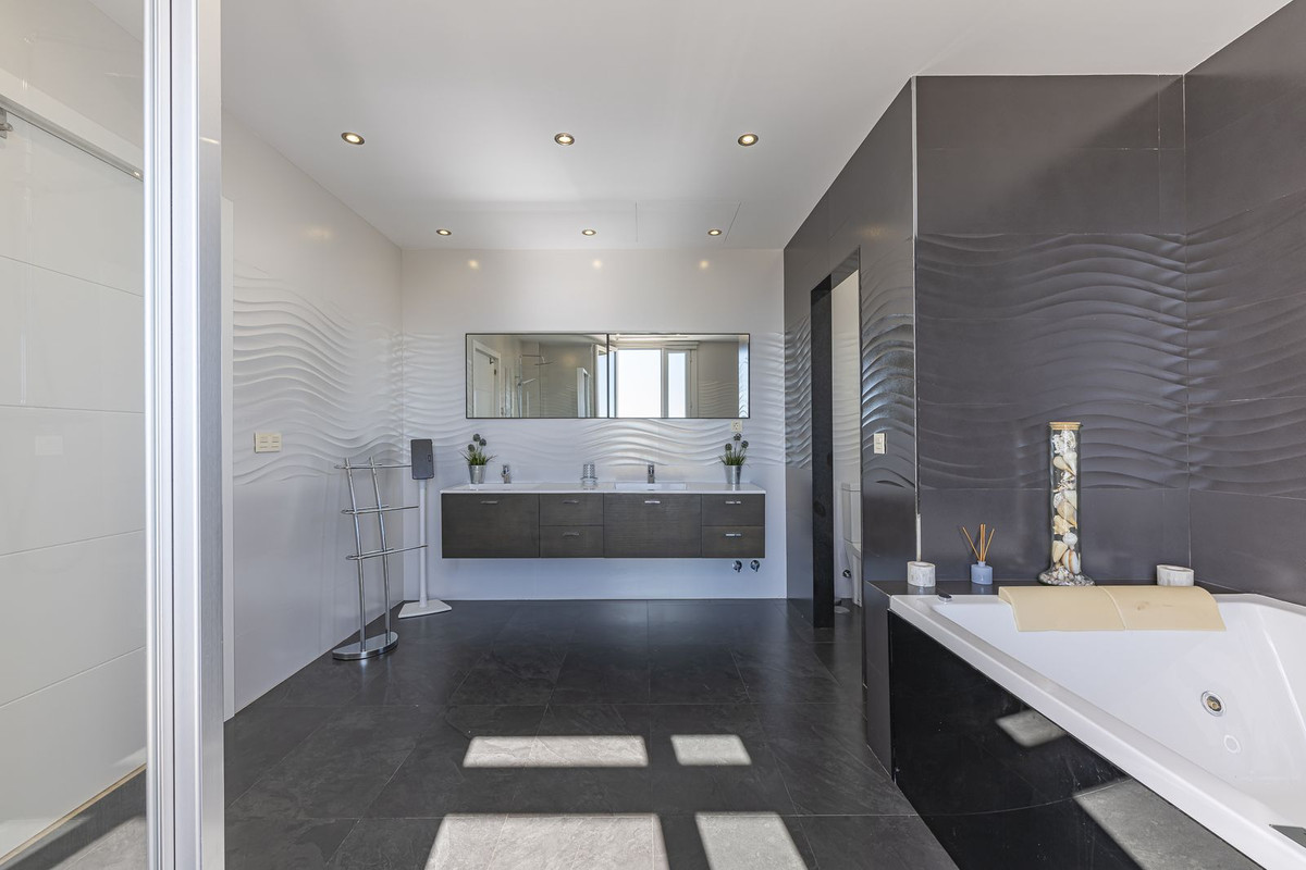 5 Bed Townhouse for sale in El Rosario Costa Del Sol, Málaga, Spain