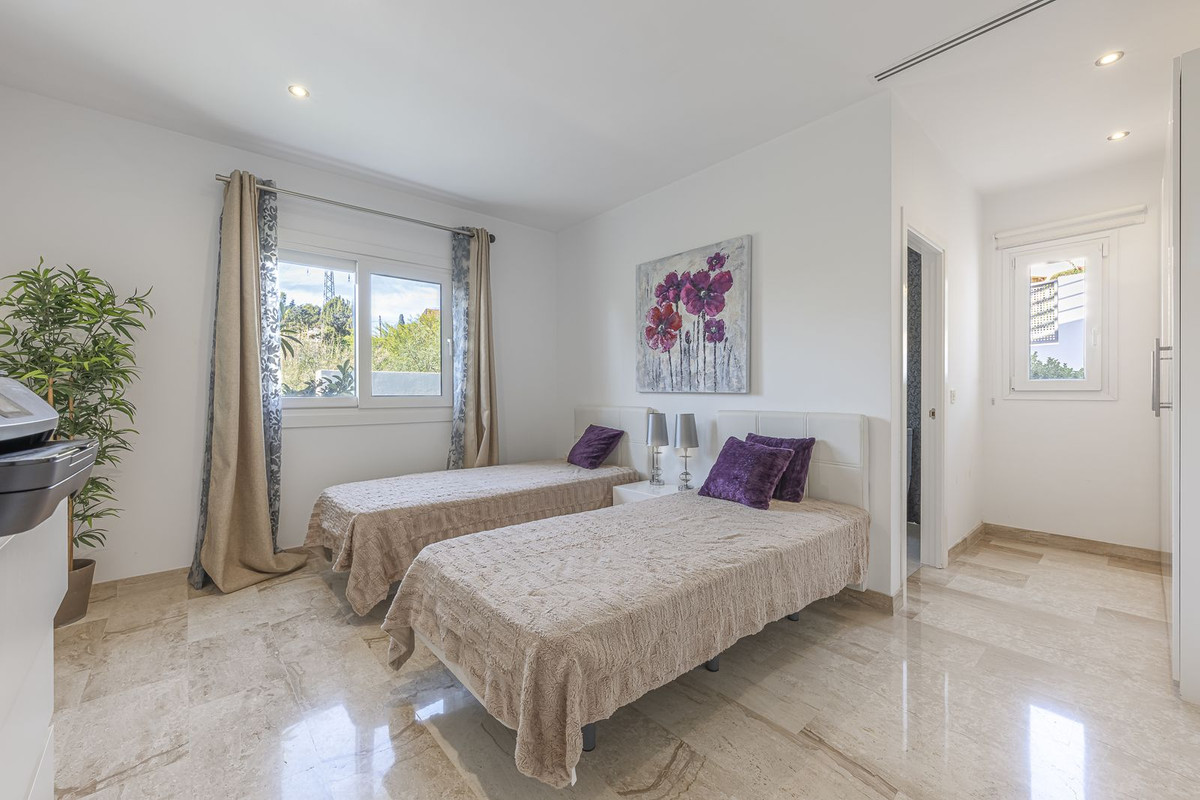 5 Bed Townhouse for sale in El Rosario Costa Del Sol, Málaga, Spain