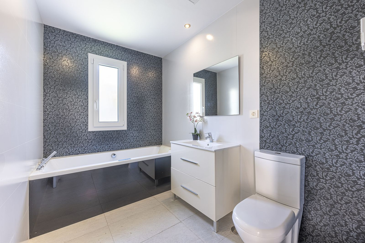 5 Bed Townhouse for sale in El Rosario Costa Del Sol, Málaga, Spain