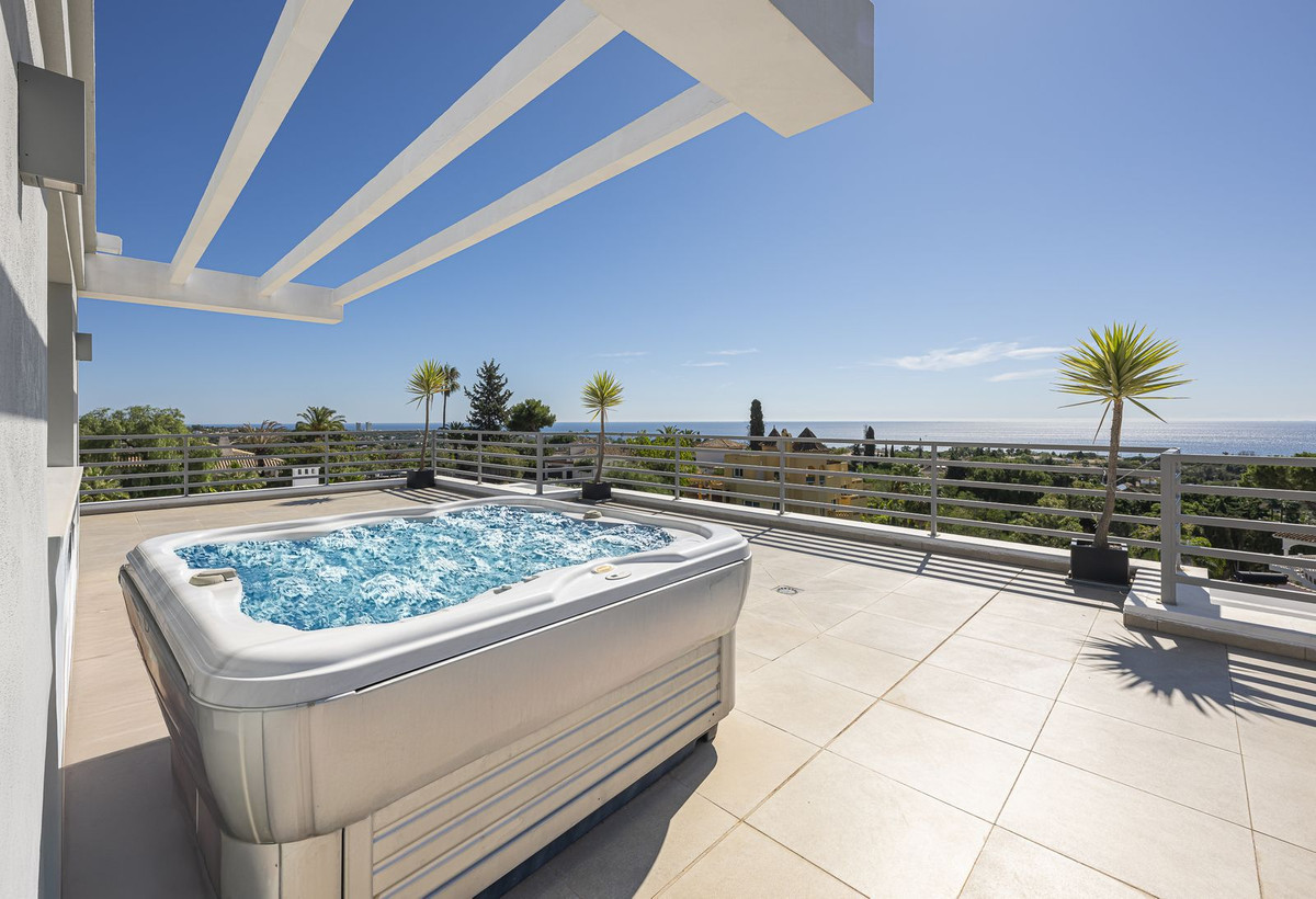 5 Bed Townhouse for sale in El Rosario Costa Del Sol, Málaga, Spain