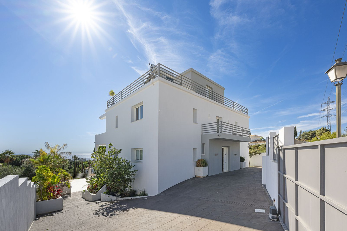 5 Bed Townhouse for sale in El Rosario Costa Del Sol, Málaga, Spain