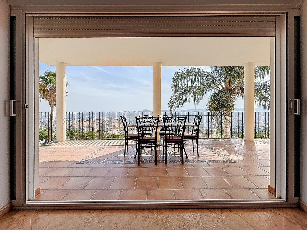 4 Bed Townhouse for sale in Periana Costa Del Sol East, Málaga, Spain