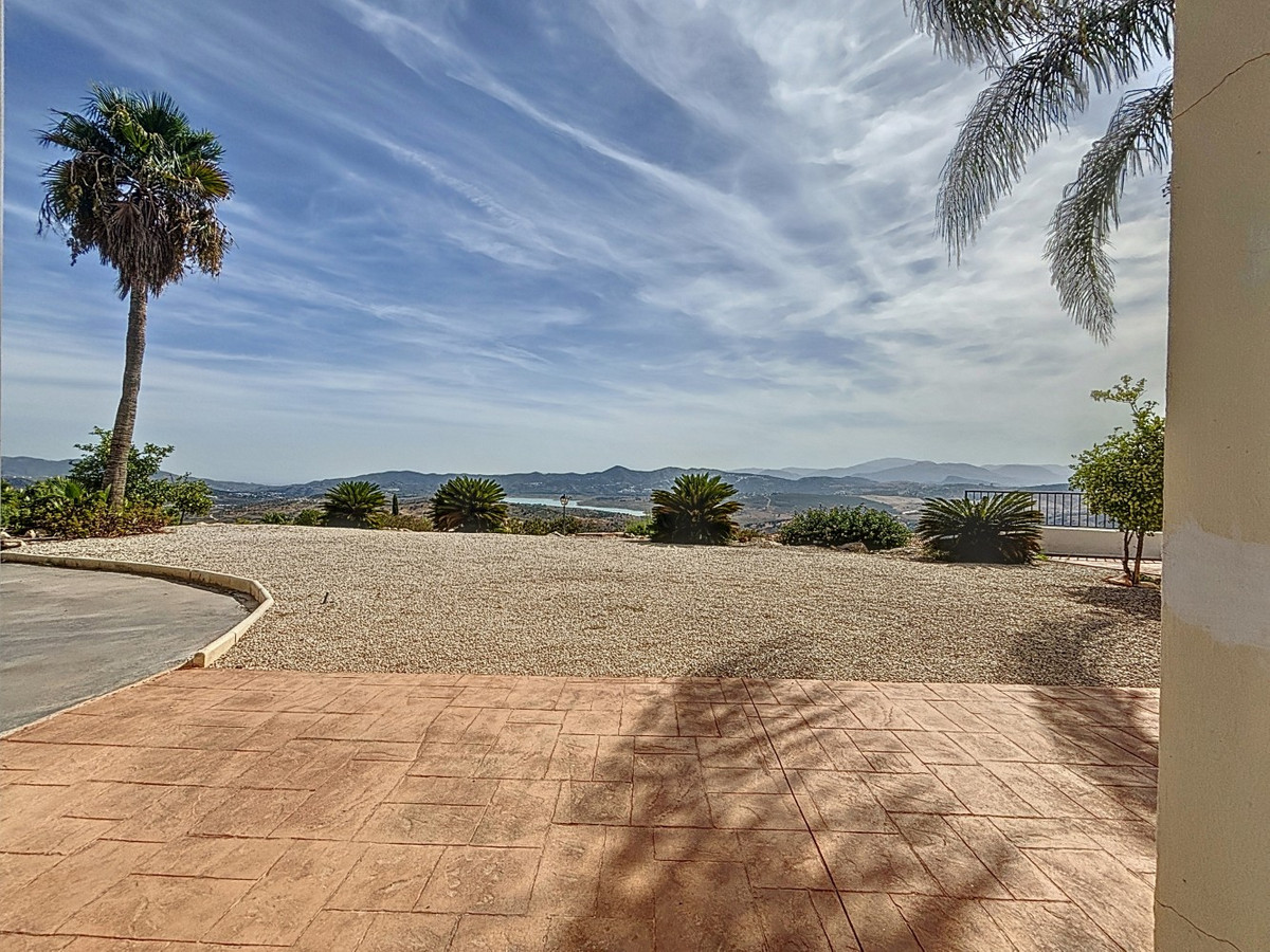 4 Bed Townhouse for sale in Periana Costa Del Sol East, Málaga, Spain