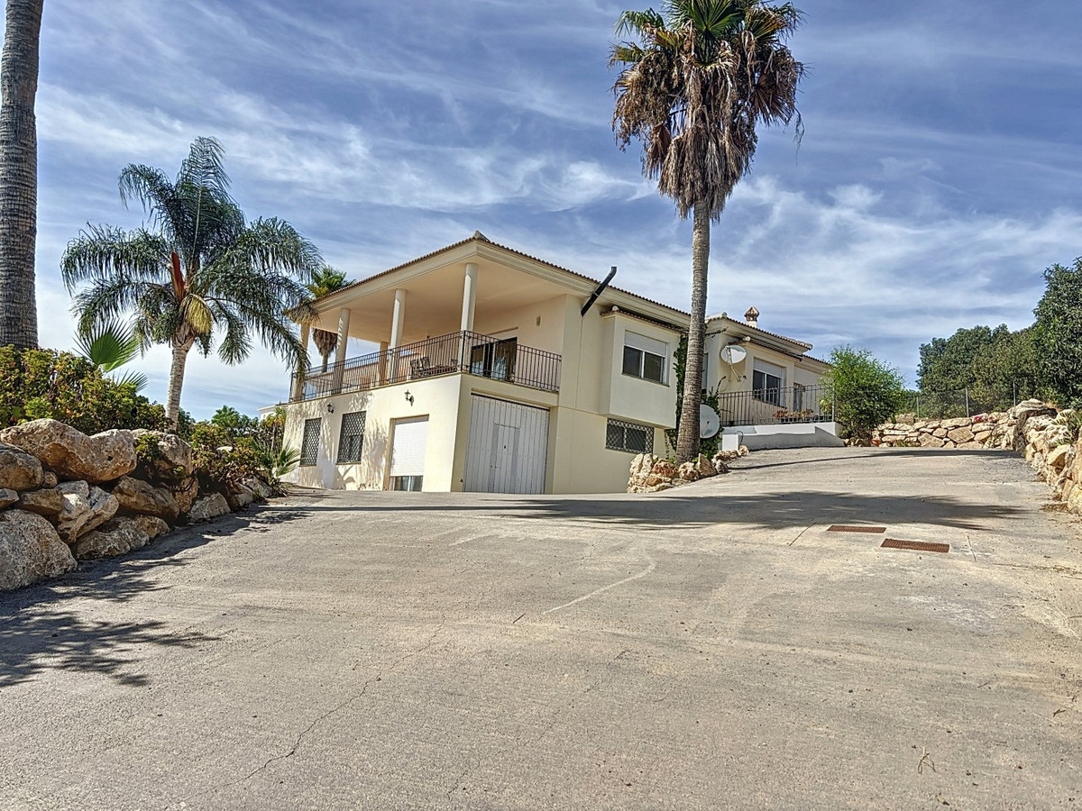 4 Bed Townhouse for sale in Periana Costa Del Sol East, Málaga, Spain