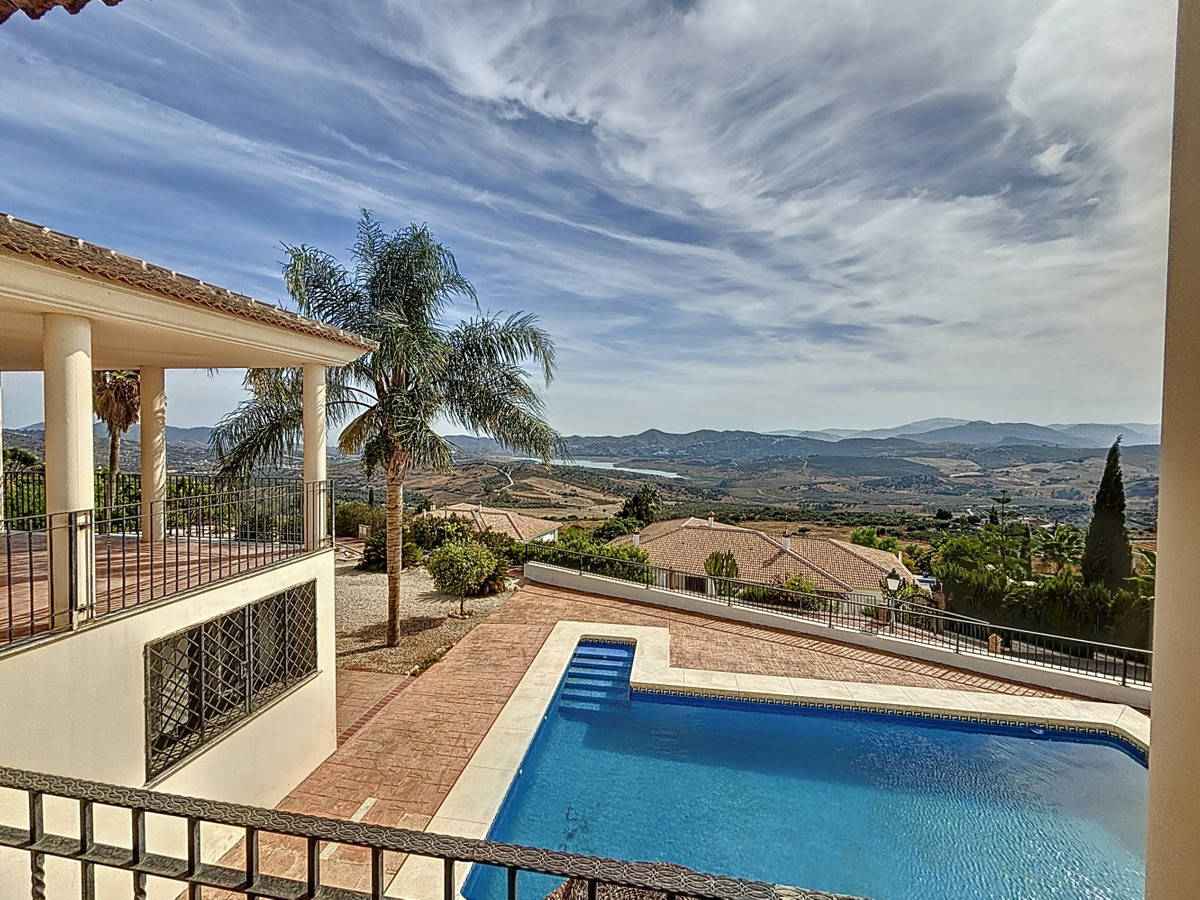 4 Bed Townhouse for sale in Periana Costa Del Sol East, Málaga, Spain