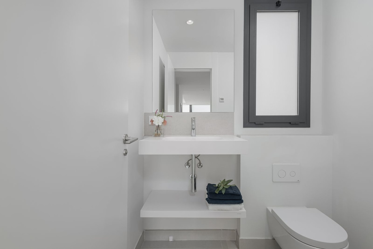 3 Bed Apartment for sale in Fuengirola Costa Del Sol, Málaga, Spain