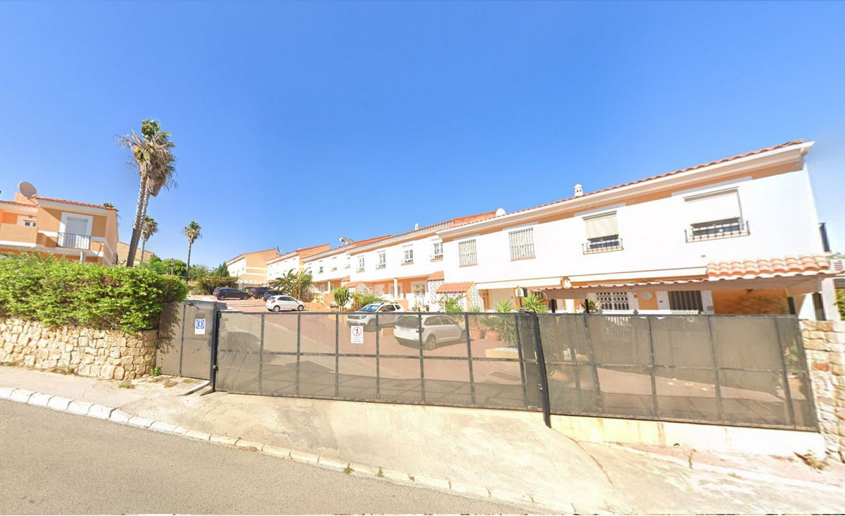 3 Bed Townhouse for sale in La Duquesa Costa Del Sol, Málaga, Spain