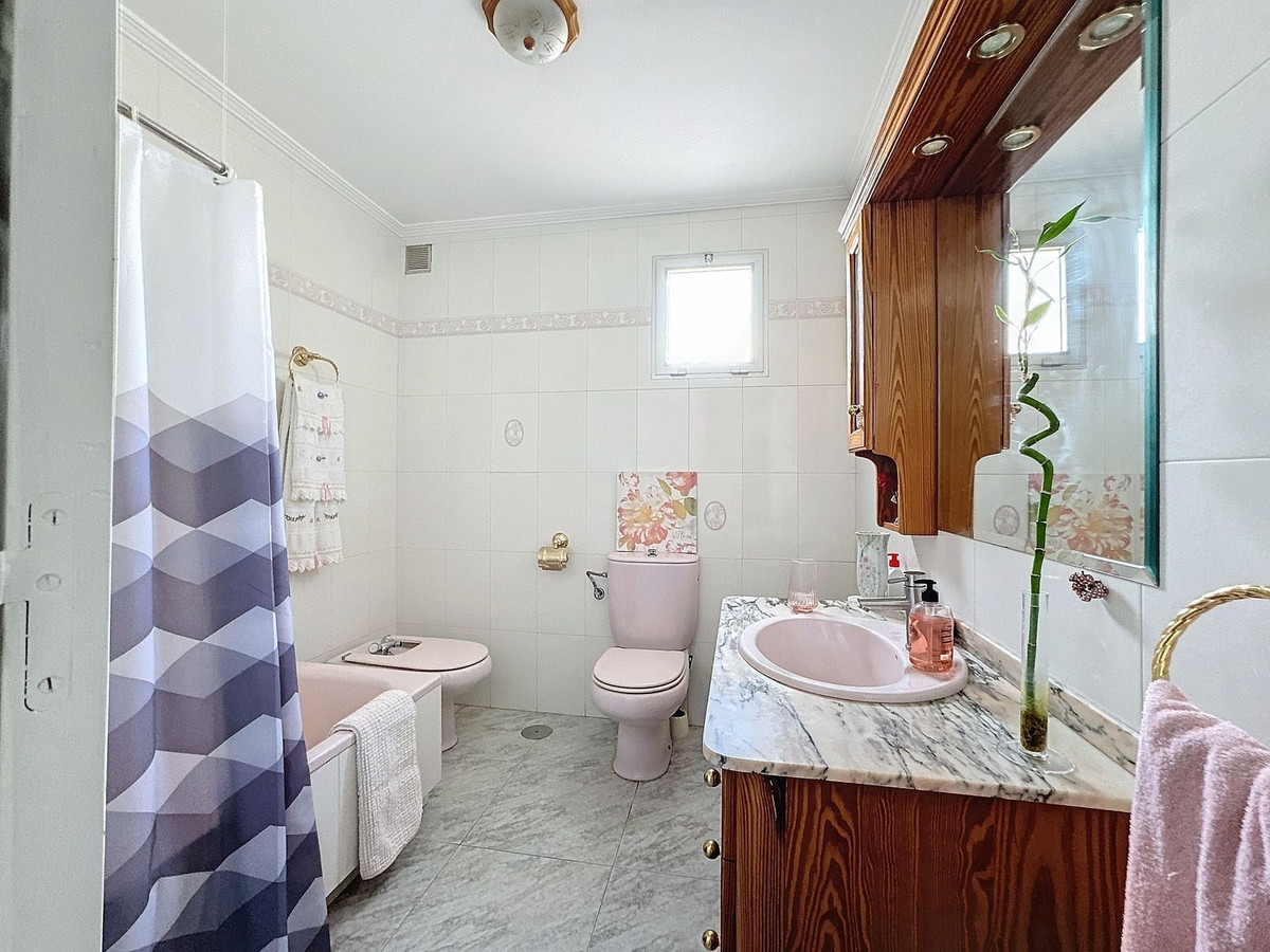 Se vende Pareada de 5 dormitorios en Costa Del Sol, Málaga, España