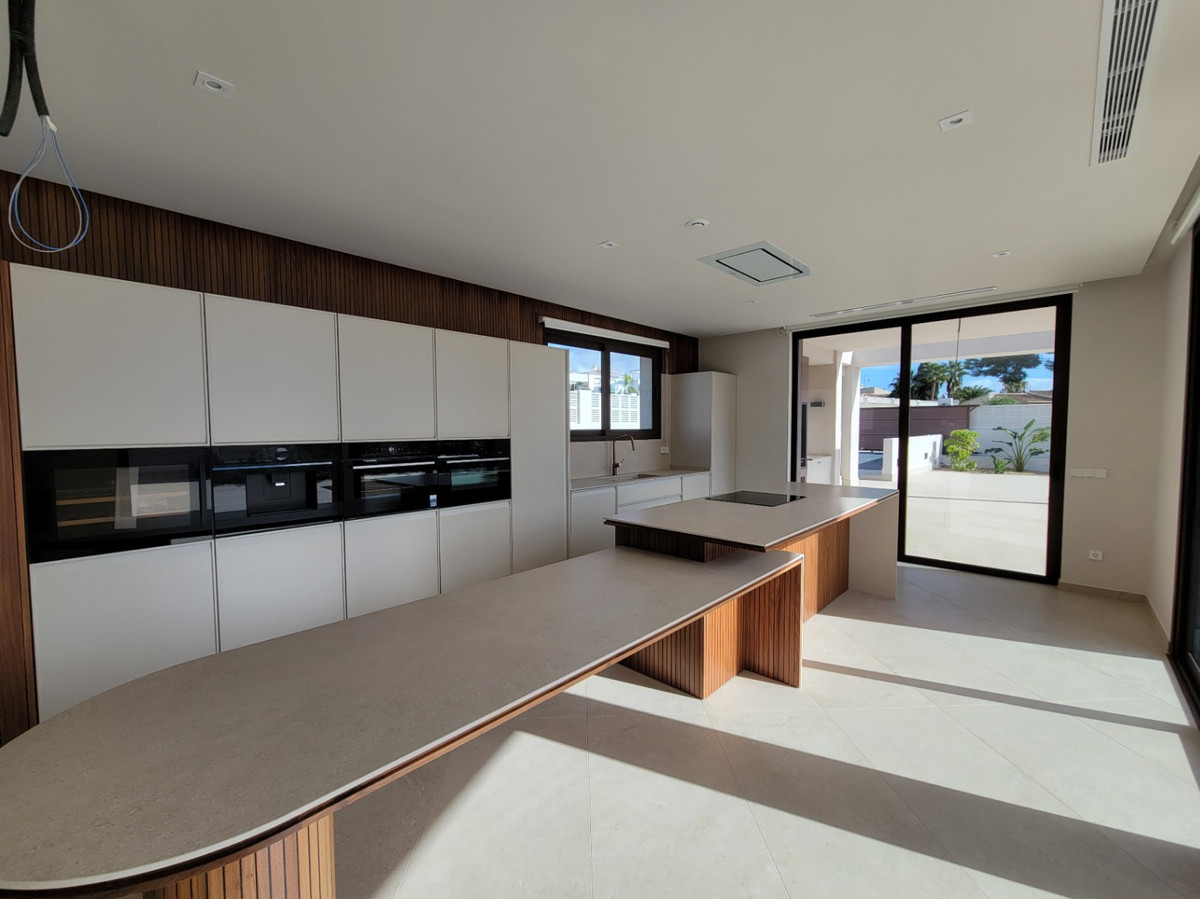 5 Bed Townhouse for sale in Calpe Costa Blanca, Alicante, Spain