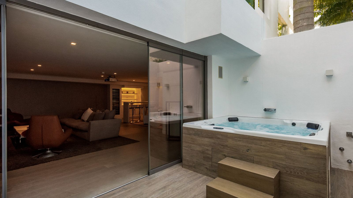 Se vende Villa - Chalet de 4 dormitorios en Costa Del Sol, Málaga, España