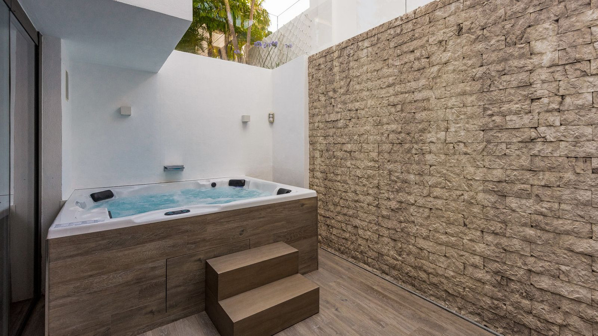 Se vende Villa - Chalet de 4 dormitorios en Costa Del Sol, Málaga, España