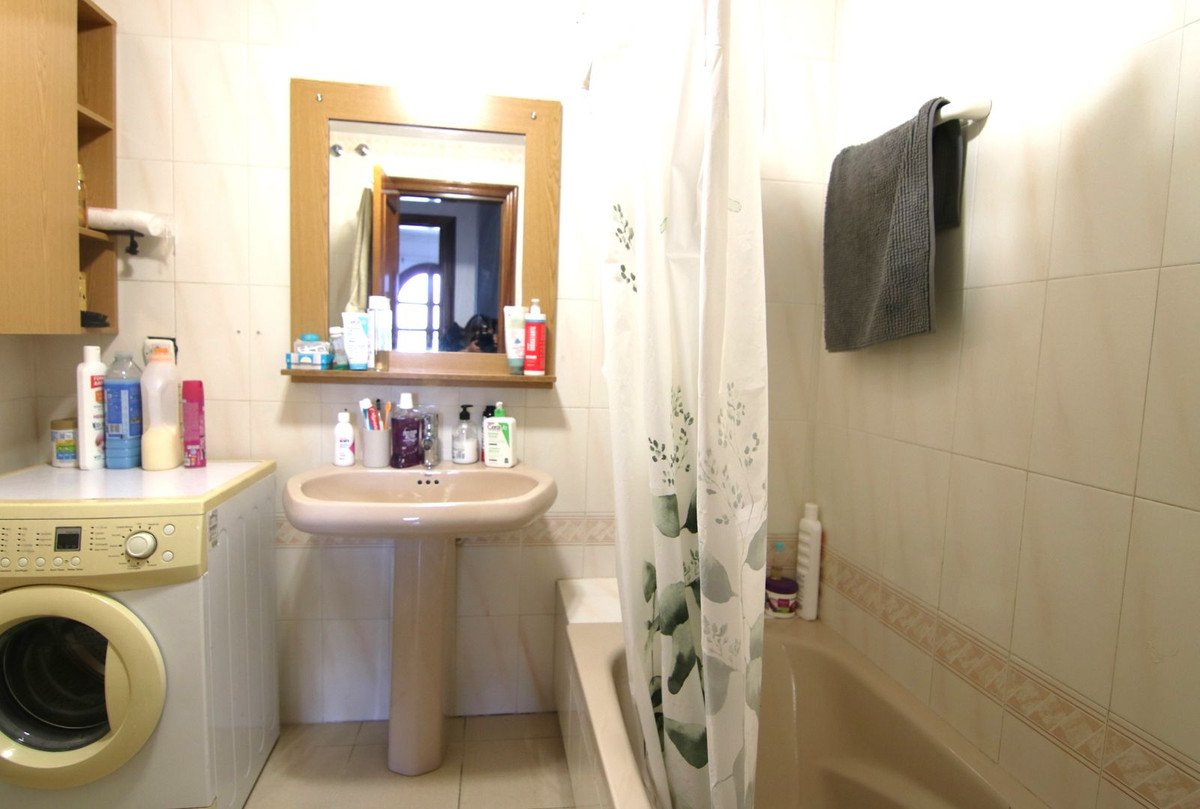Se vende Apartamento Planta Media de 2 dormitorios en Costa Del Sol, Málaga, España