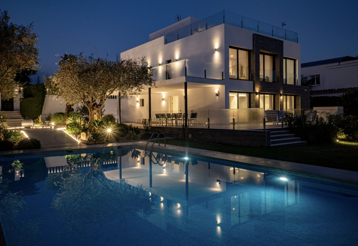 Se vende Villa - Chalet de 5 dormitorios en Costa Del Sol, Málaga, España