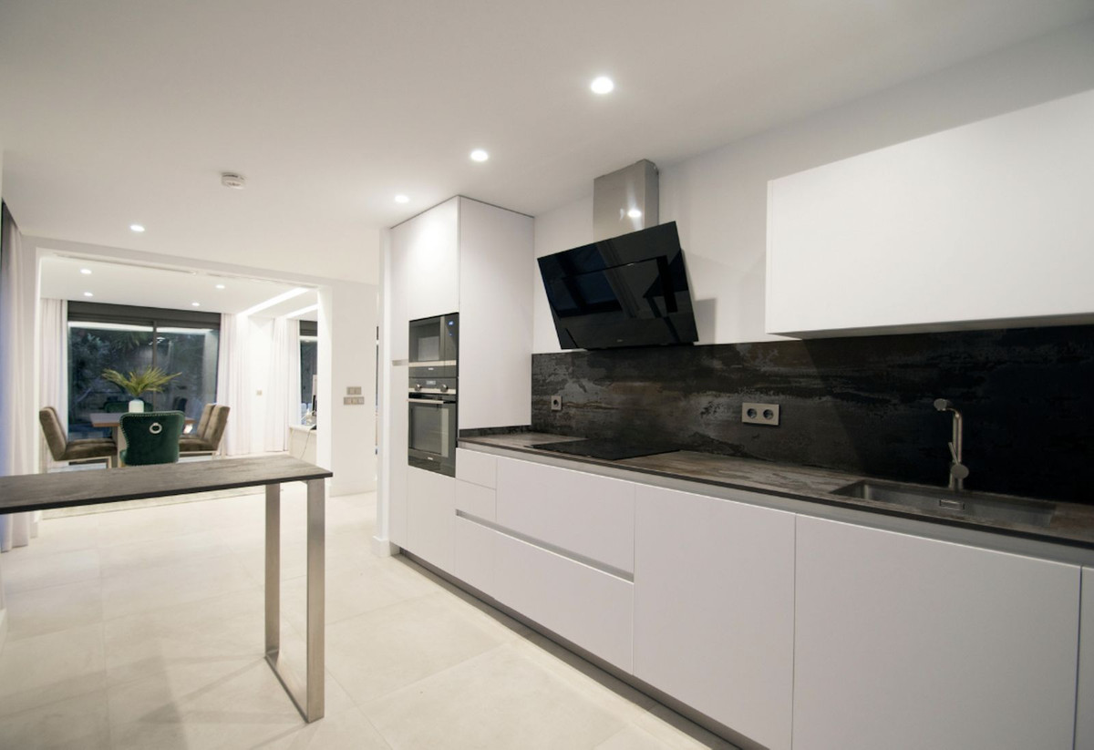 Se vende Villa - Chalet de 5 dormitorios en Costa Del Sol, Málaga, España