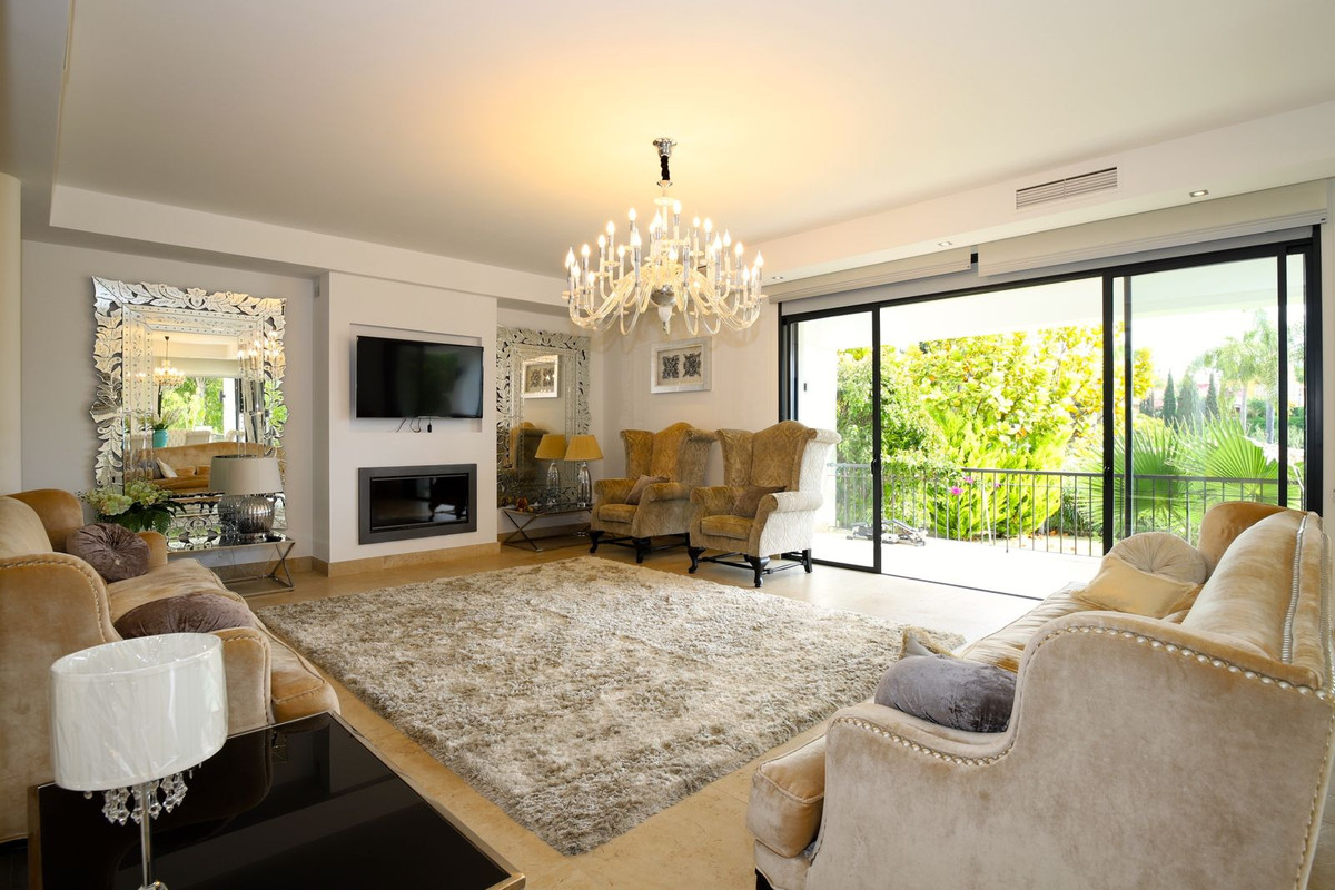 6 Bed Townhouse for sale in Nueva Andalucía Costa Del Sol, Málaga, Spain