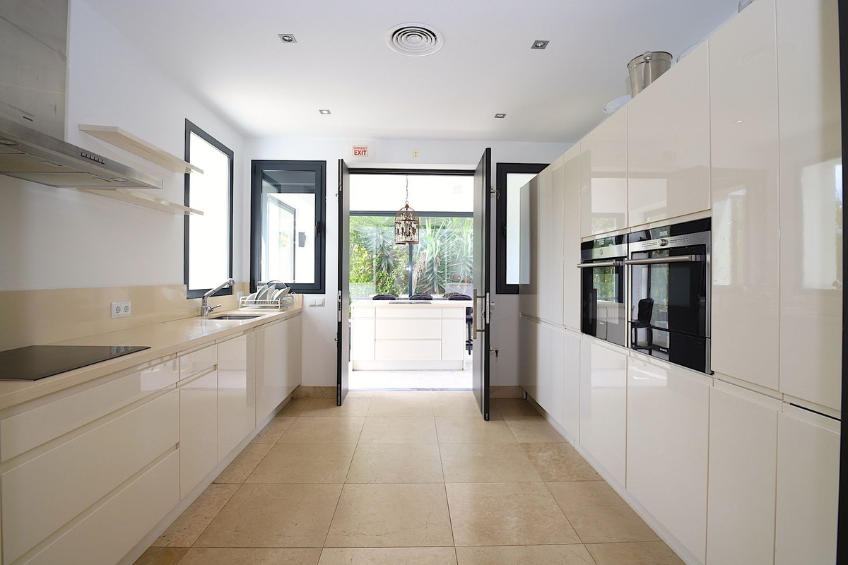 6 Bed Townhouse for sale in Nueva Andalucía Costa Del Sol, Málaga, Spain