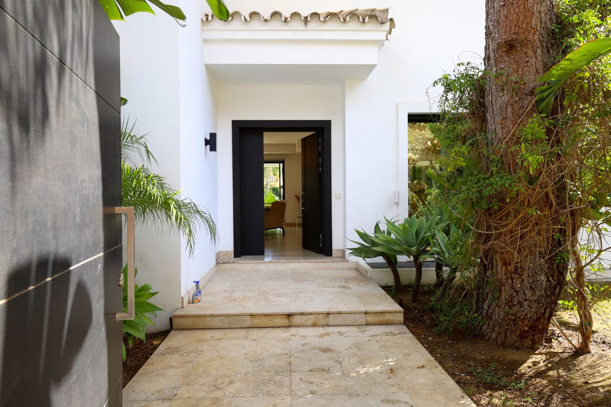 6 Bed Townhouse for sale in Nueva Andalucía Costa Del Sol, Málaga, Spain