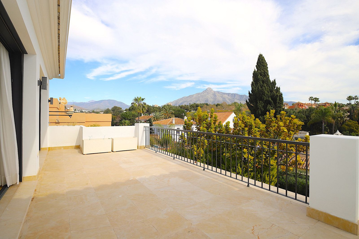 6 Bed Townhouse for sale in Nueva Andalucía Costa Del Sol, Málaga, Spain