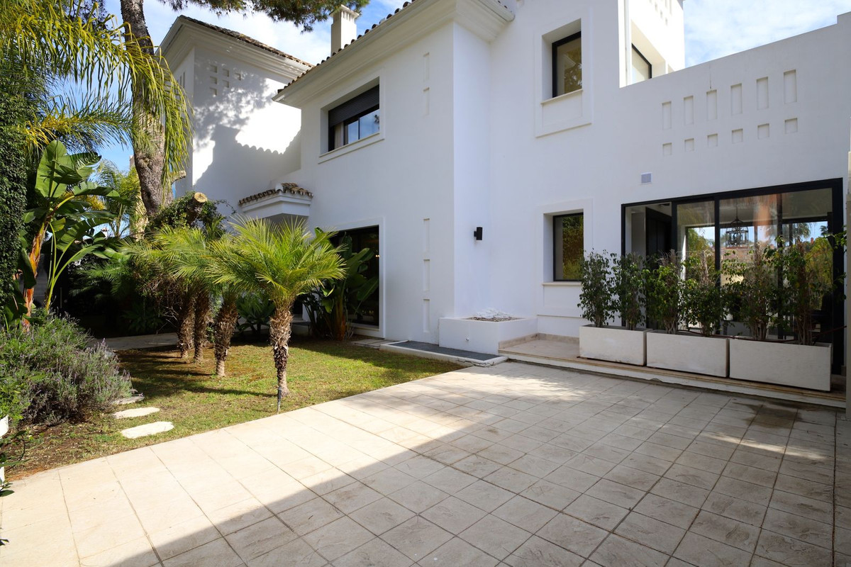 6 Bed Townhouse for sale in Nueva Andalucía Costa Del Sol, Málaga, Spain