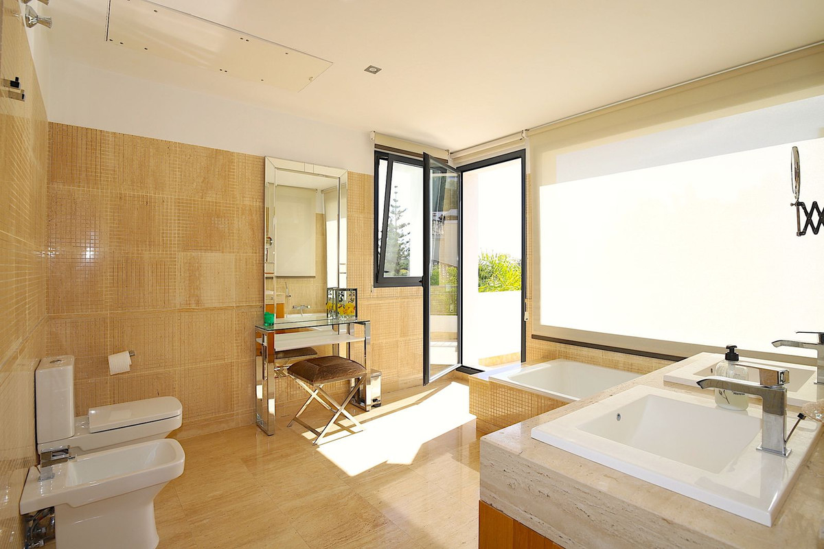 6 Bed Townhouse for sale in Nueva Andalucía Costa Del Sol, Málaga, Spain