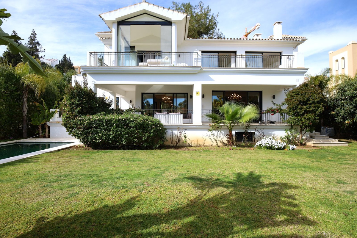 6 Bed Townhouse for sale in Nueva Andalucía Costa Del Sol, Málaga, Spain