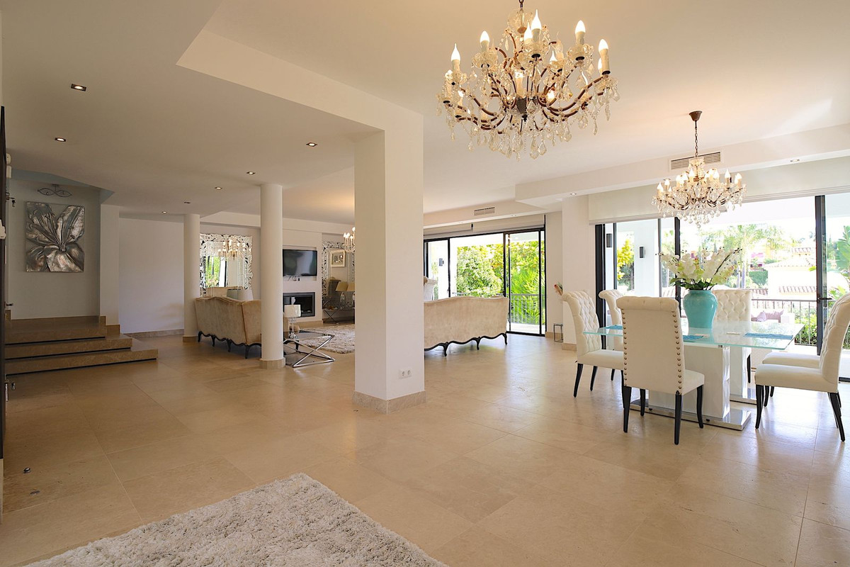 6 Bed Townhouse for sale in Nueva Andalucía Costa Del Sol, Málaga, Spain