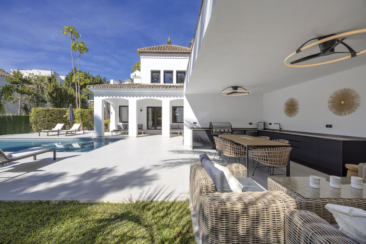 5 Bed Townhouse for sale in El Paraiso Costa Del Sol, Málaga, Spain
