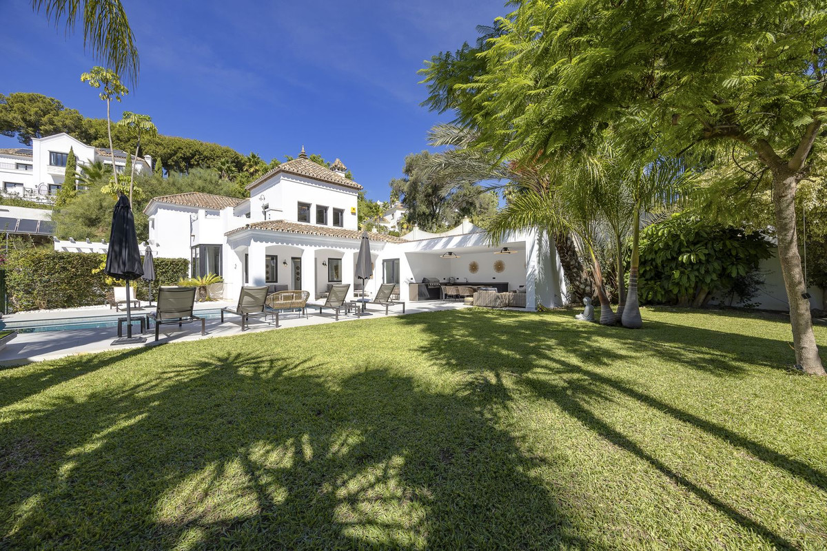 5 Bed Townhouse for sale in El Paraiso Costa Del Sol, Málaga, Spain